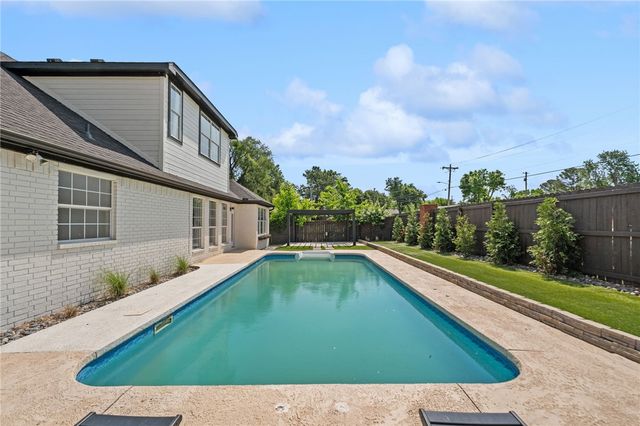 1303 Sanford Drive, Bentonville, AR 72712
