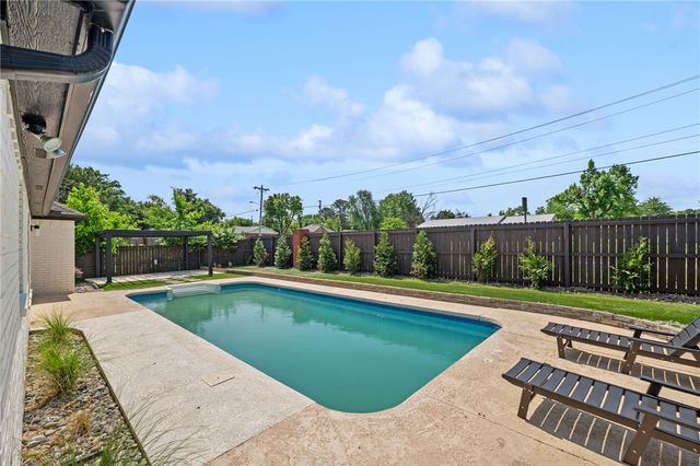 1303 Sanford Drive, Bentonville, AR 72712