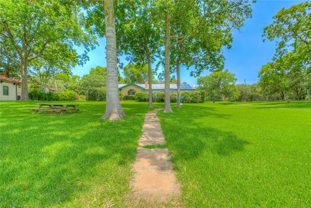 188 Old Post Road S, Livingston, TX 77352
