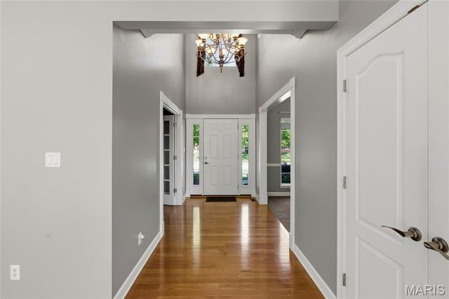 208 Vonbehren Drive, Chesterfield, MO 63005