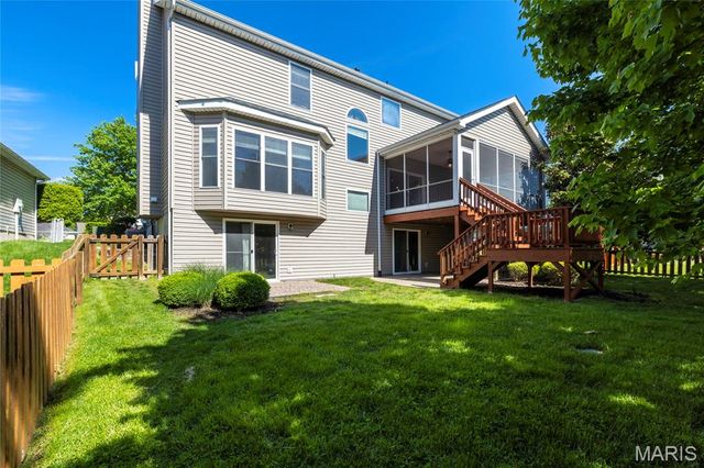 208 Vonbehren Drive, Chesterfield, MO 63005