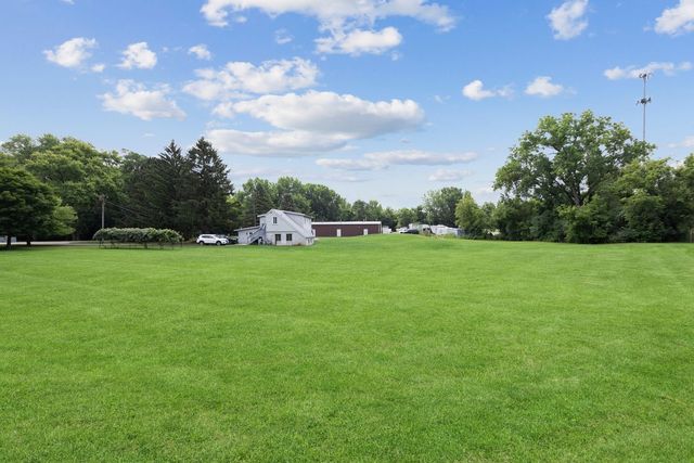 300 Pauline Avenue B, Crystal Lake, IL 60014