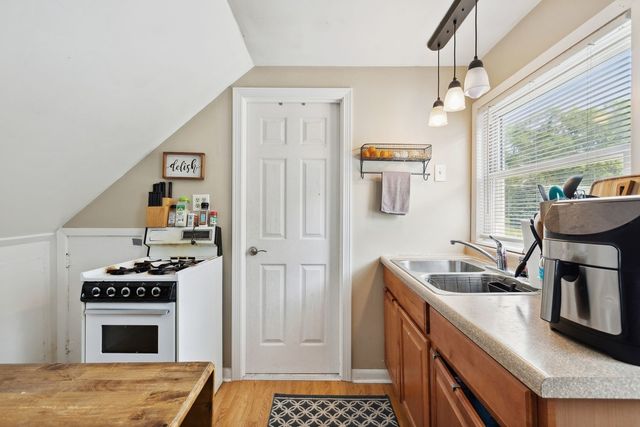 300 Pauline Avenue B, Crystal Lake, IL 60014