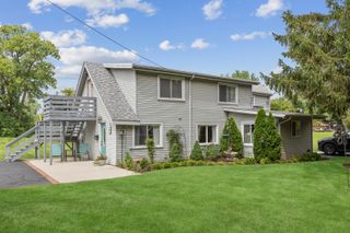 300 Pauline Avenue B, Crystal Lake, IL 60014