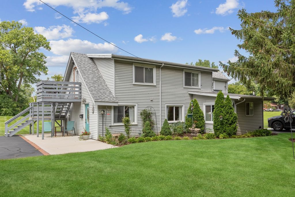 300 Pauline Avenue B, Crystal Lake, IL 60014