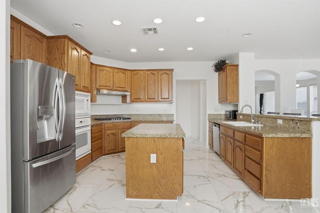 12504 Knights Bridge Place, Bakersfield, CA 93312