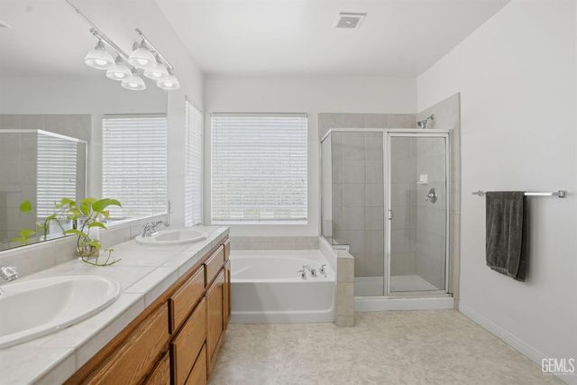 12504 Knights Bridge Place, Bakersfield, CA 93312