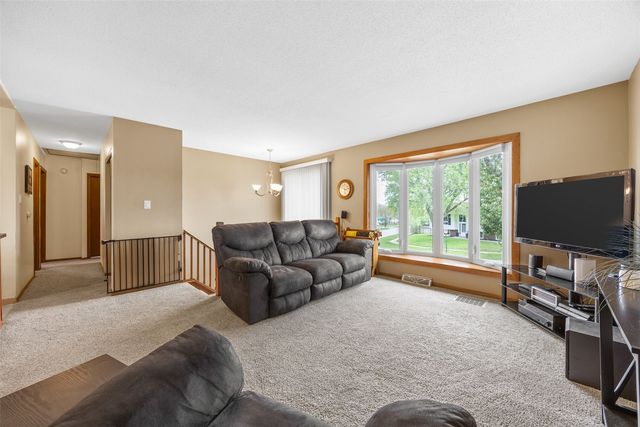 4711 Twin Pine Drive NE, Cedar Rapids, IA 52402