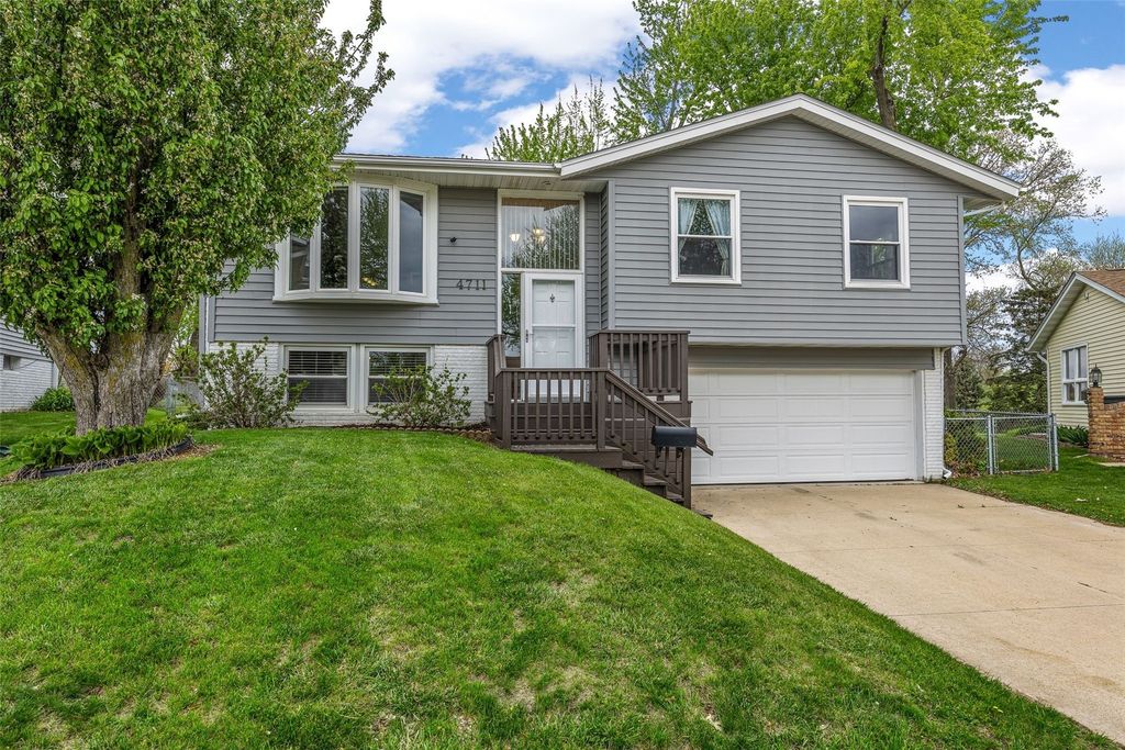 4711 Twin Pine Drive NE, Cedar Rapids, IA 52402