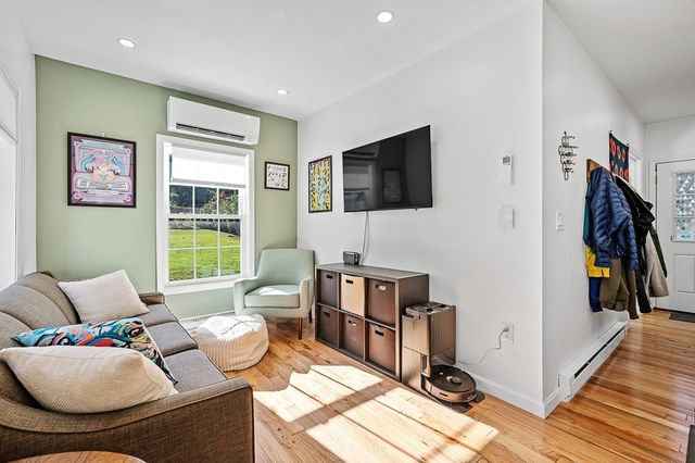 2 Rolfe Ave, Worcester, MA 01604