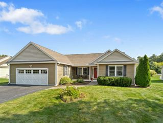 10 Pilgrim Circle, Nashua, NH 03063
