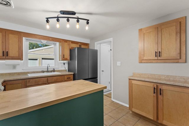 1242 LORE LANE, Green Bay, WI 54303