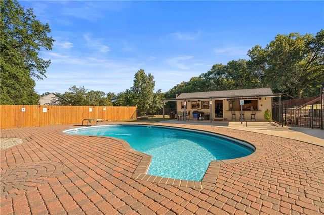 4104 SW Hickory Lane, Blue Springs, MO 64015