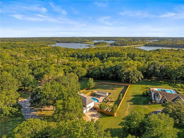 4104 SW Hickory Lane, Blue Springs, MO 64015