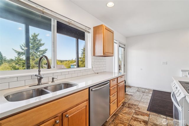 1499 SW Ponsteen Drive, Oak Harbor, WA 98277