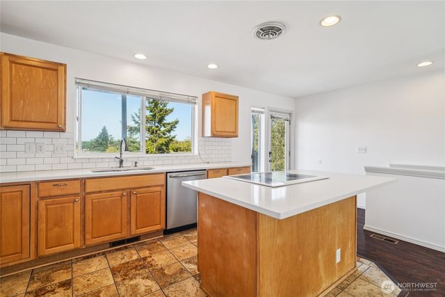 1499 SW Ponsteen Drive, Oak Harbor, WA 98277