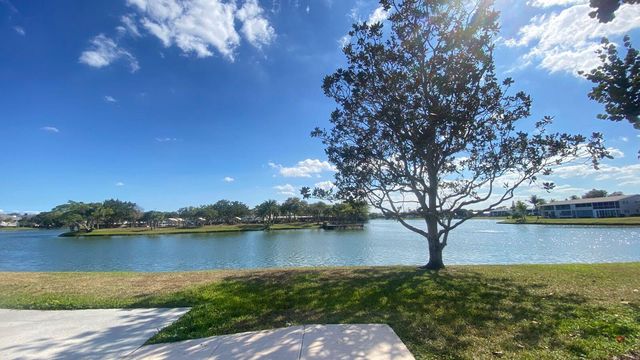 200 Stratford O, West Palm Beach, FL 33417