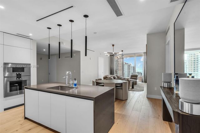 300 Biscayne Boulevard Way 2605W, Miami, FL 33131