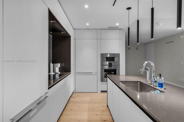 300 Biscayne Boulevard Way 2605W, Miami, FL 33131