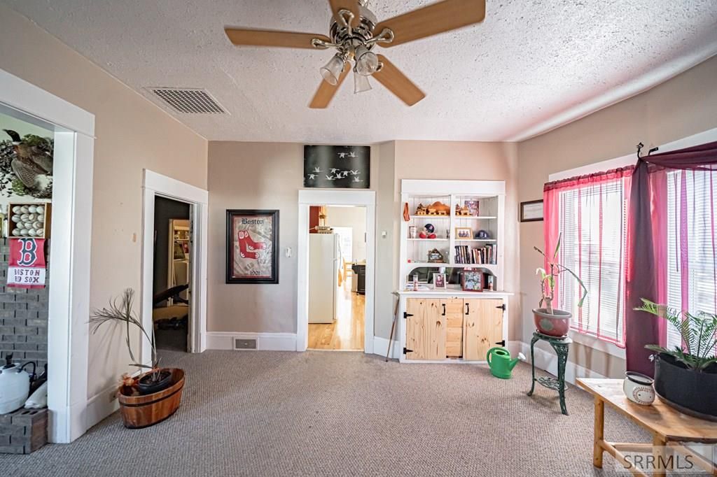 Image 5 of property listing at 2406 N Ammon Road, Idaho Falls, ID 83401