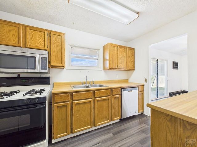 959-961 S Honeysuckle Dr, Pueblo West, CO 81007