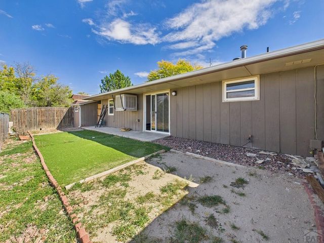 959-961 S Honeysuckle Dr, Pueblo West, CO 81007