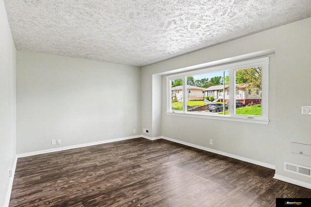 6711 S 49 Street, Omaha, NE 68117