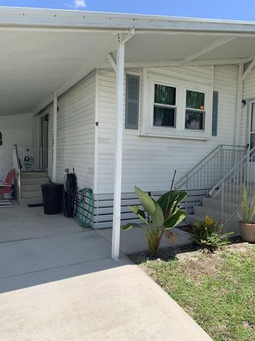 9 Universidad Lane, Port St. Lucie, FL 34952