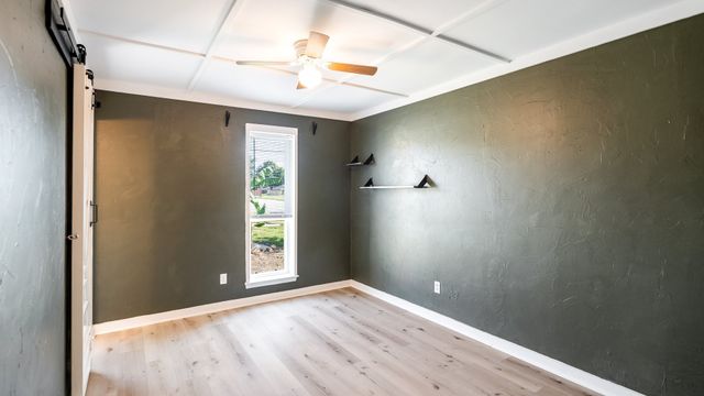 906 Pleasant Valley Road, Garland, TX 75040