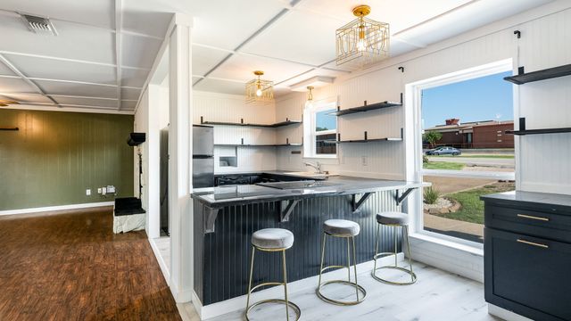 906 Pleasant Valley Road, Garland, TX 75040