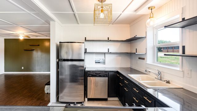 906 Pleasant Valley Road, Garland, TX 75040