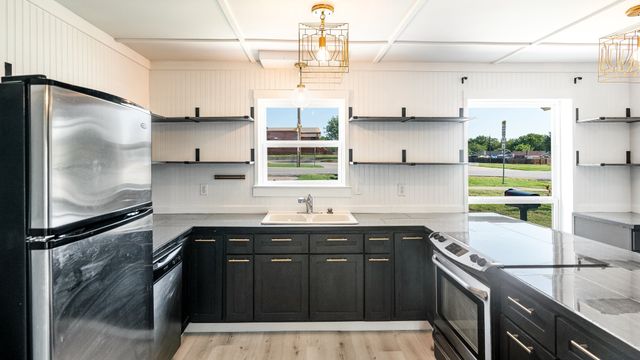 906 Pleasant Valley Road, Garland, TX 75040