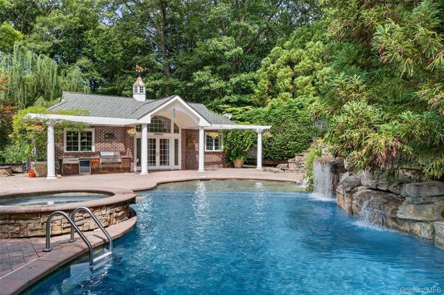 11 Danton Lane N, Locust Valley, NY 11560