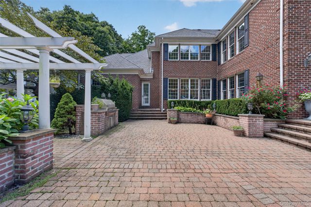 11 Danton Lane N, Locust Valley, NY 11560