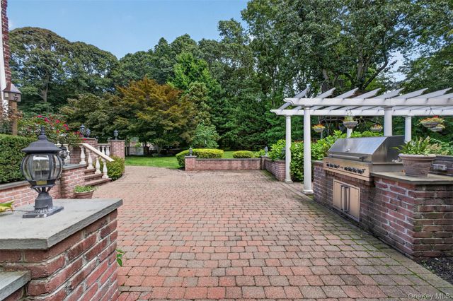 11 Danton Lane N, Locust Valley, NY 11560