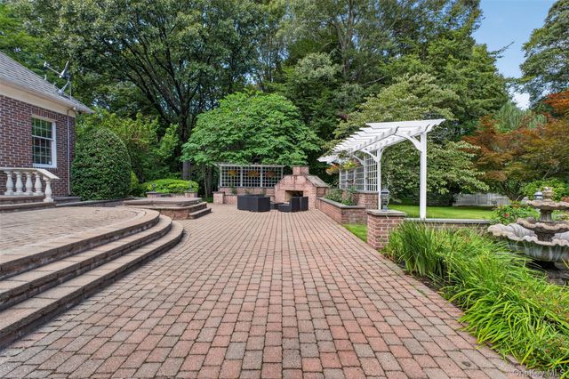 11 Danton Lane N, Locust Valley, NY 11560