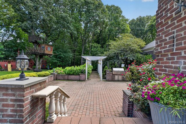 11 Danton Lane N, Locust Valley, NY 11560