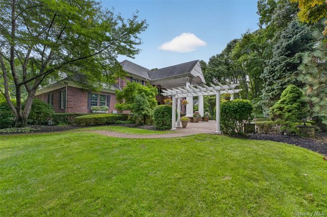 11 Danton Lane N, Locust Valley, NY 11560