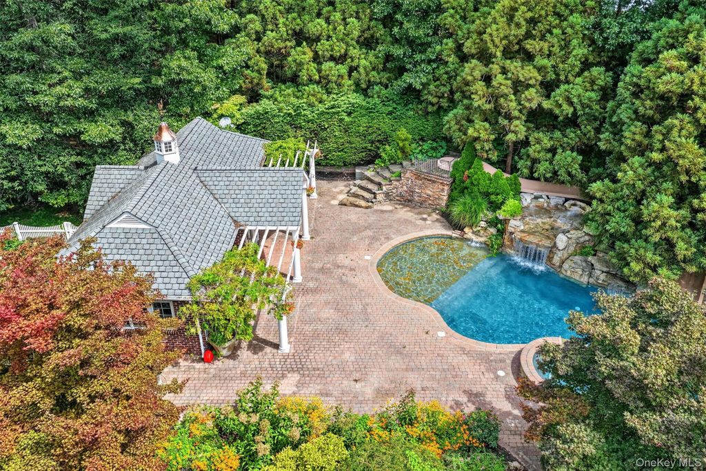 11 Danton Lane N, Locust Valley, NY 11560 — photo 4