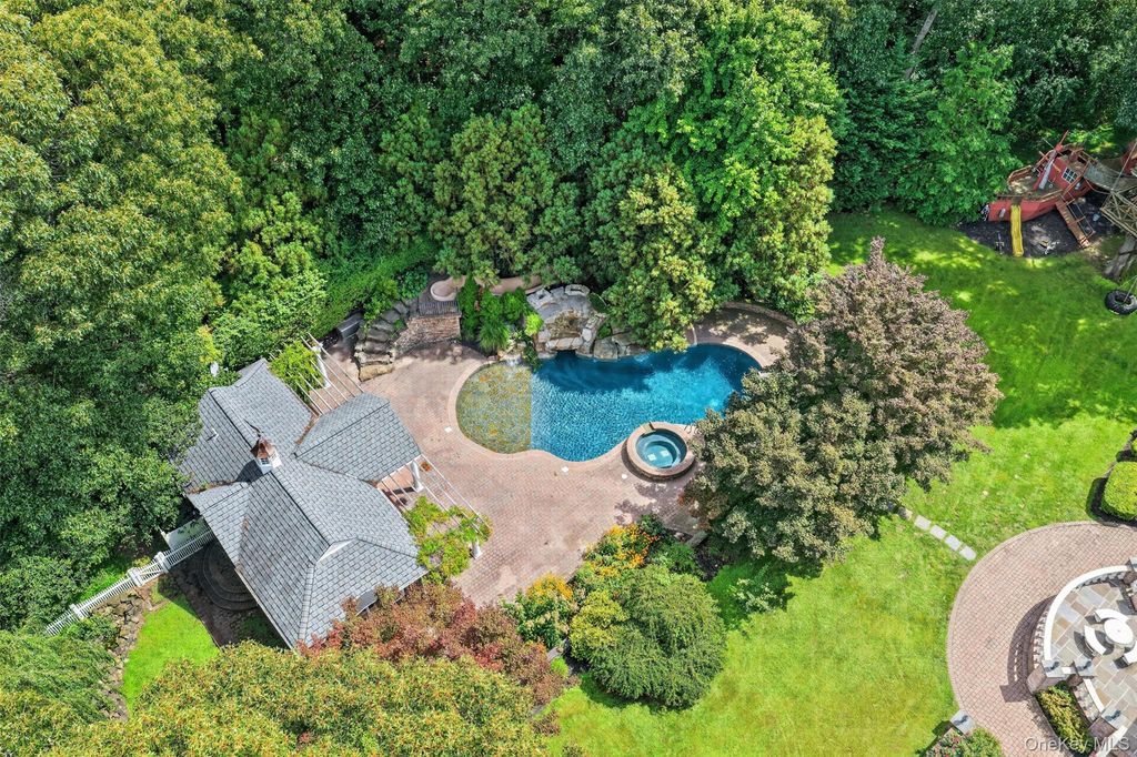 11 Danton Lane N, Locust Valley, NY 11560 — photo 5