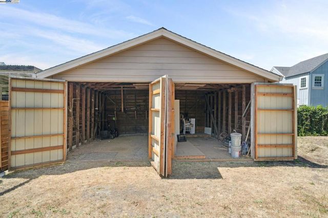 2200 Peach St, Pinole, CA 94564