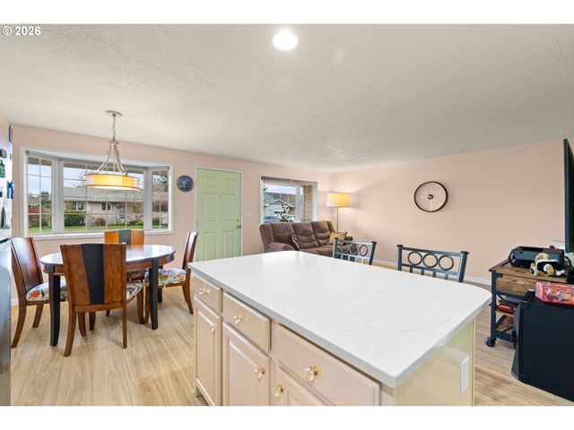 2267 OREGON Ct, Woodburn, OR 97071