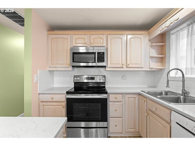 2267 OREGON Ct, Woodburn, OR 97071