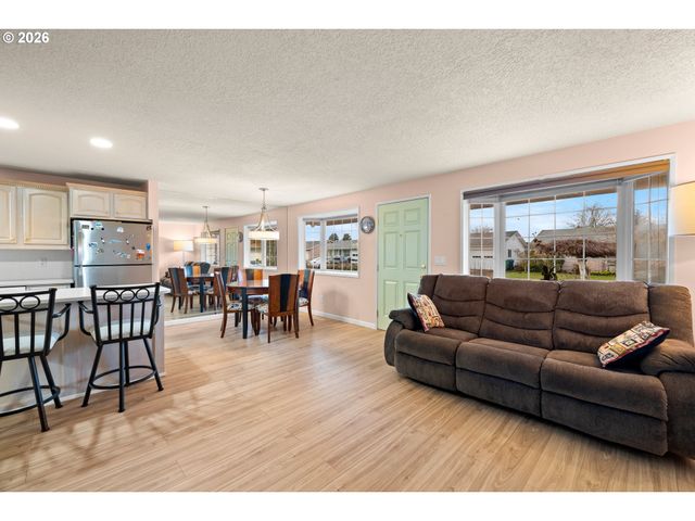 2267 OREGON Ct, Woodburn, OR 97071