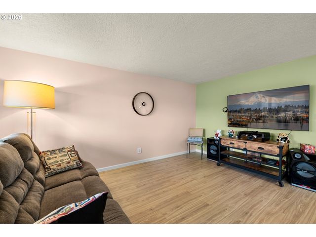 2267 OREGON Ct, Woodburn, OR 97071