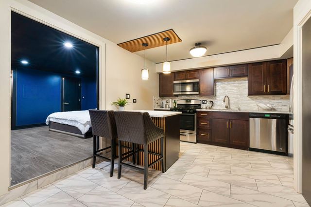 6337 Roosevelt Road 107, Berwyn, IL 60402