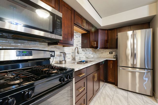 6337 Roosevelt Road 107, Berwyn, IL 60402