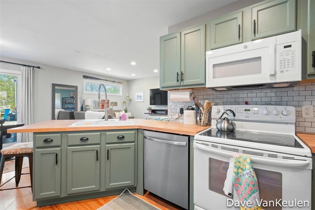 879 Flat River Court, Lowell, MI 49331