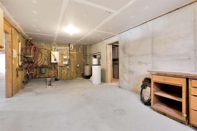 879 Flat River Court, Lowell, MI 49331