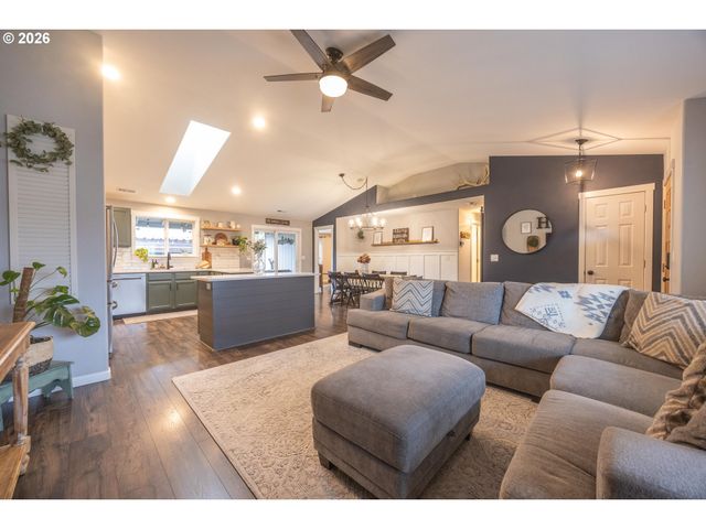 25217 TYRO Ave, Veneta, OR 97487